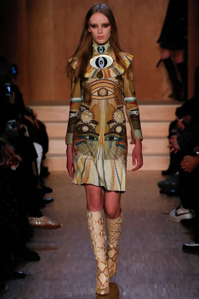 Look 10